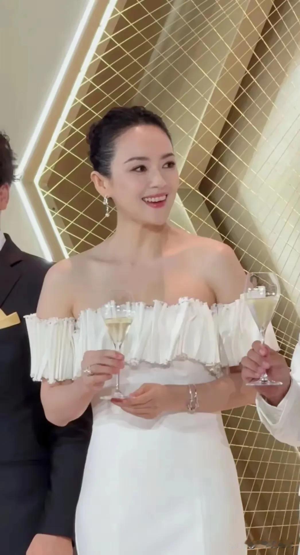 章子怡离婚之后，又开始变得美丽优雅了。
无论是衣品还是气质，都比婚前好像提高了一