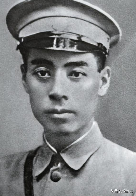 1927年，国军团长鲍靖让周恩来换上了小兵的衣服，两人刚走出大门，迎面撞上蒋介石