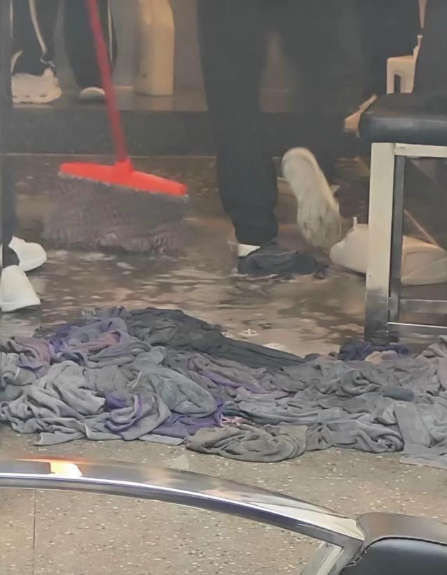 终于明白为啥回家得先脱了裤子才能往床上坐，更稳妥的做法是冲个澡、把全身衣服换掉再