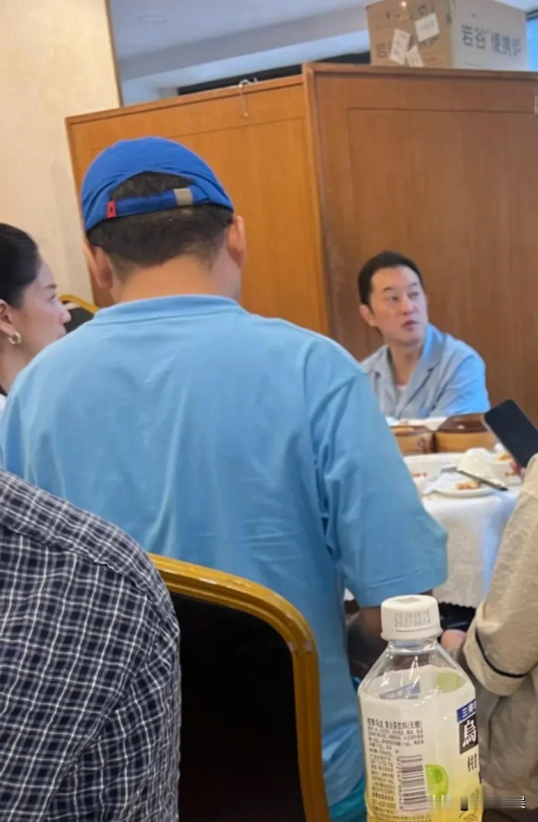 沙溢胡可带着俩娃和工作团队现身香港游玩，生图的沙溢够沧桑，真的是“沙爹”了，不是