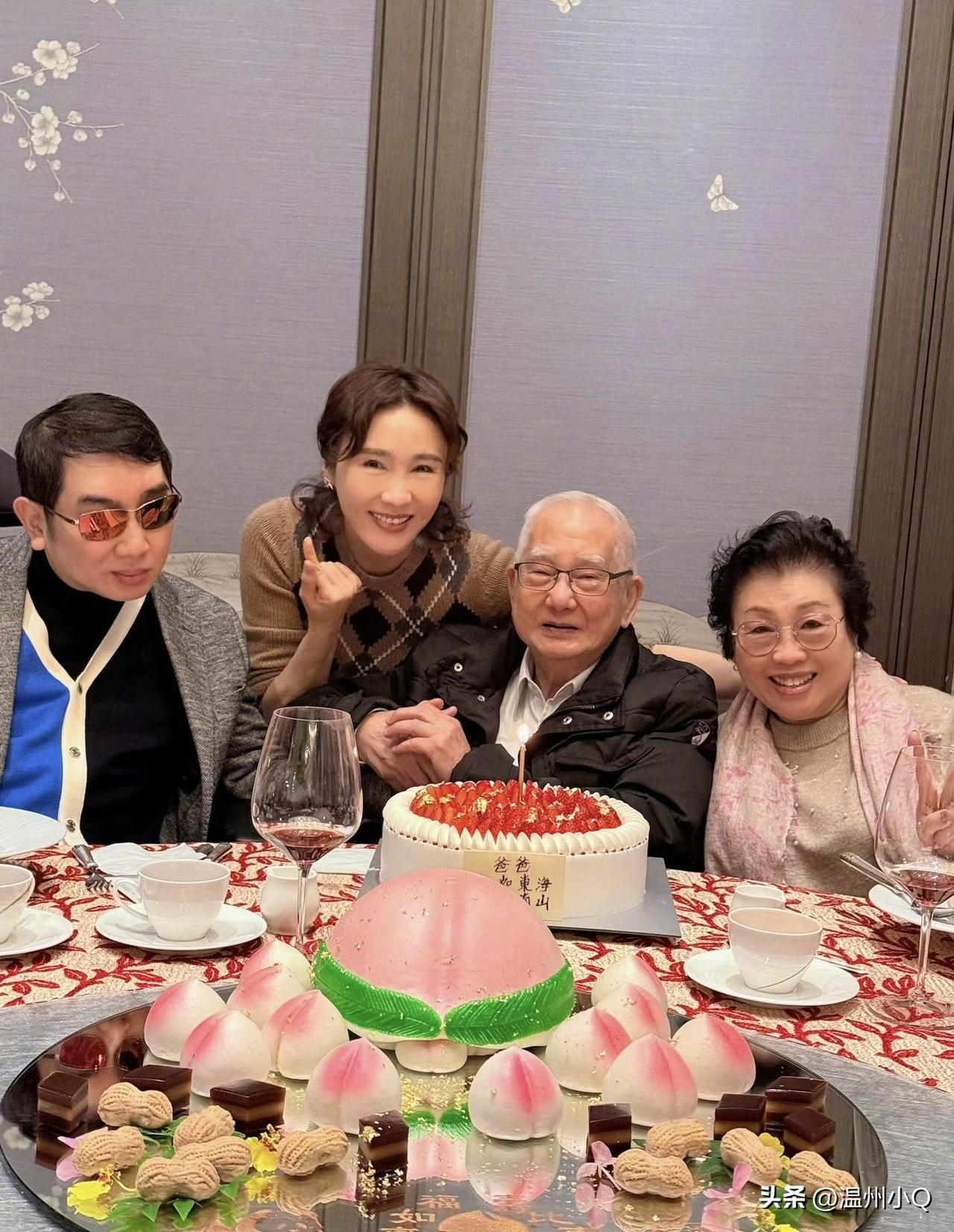 黎姿真是个孝顺的女儿+好姐姐，爸爸妈妈和弟弟的生日她永远都不会缺席，并会为他们设