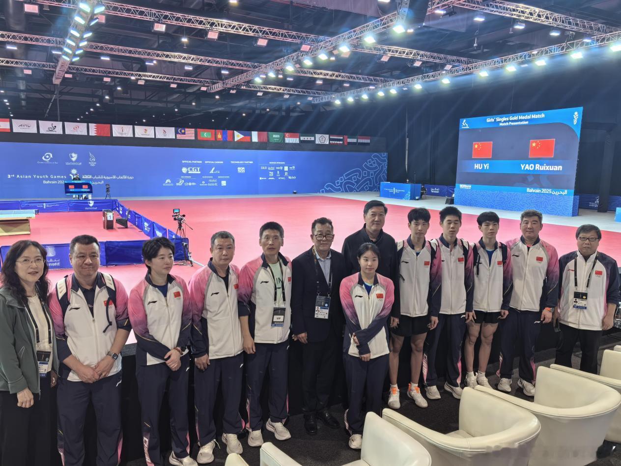 璟茗:无助 弱小 想跑[笑cry]（就他一个女运动员 拍照让她站在领导前面了[笑