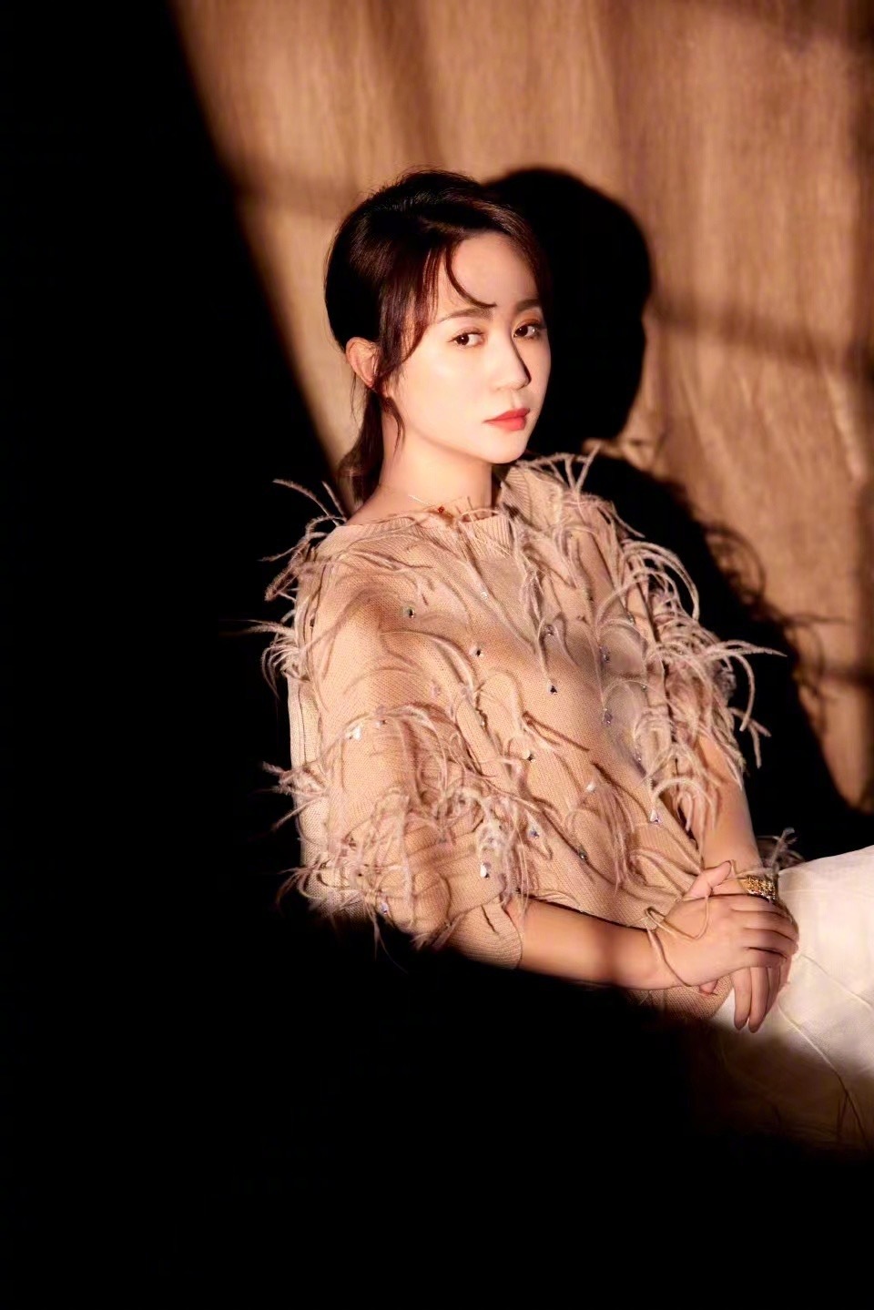 #杨紫马丽同款羽毛衫# wow，马丽、杨紫上身同款羽毛衫，各有各的风格和美丽[心