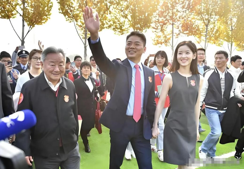 刘强东给村里60岁以上老人每人发1万元，给当年上小学时的全体老师每人发10万元，