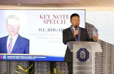 将我国驻菲大使的“中国热爱和平”的表态曲解为“中国威胁菲律宾”后，菲律宾政客非但