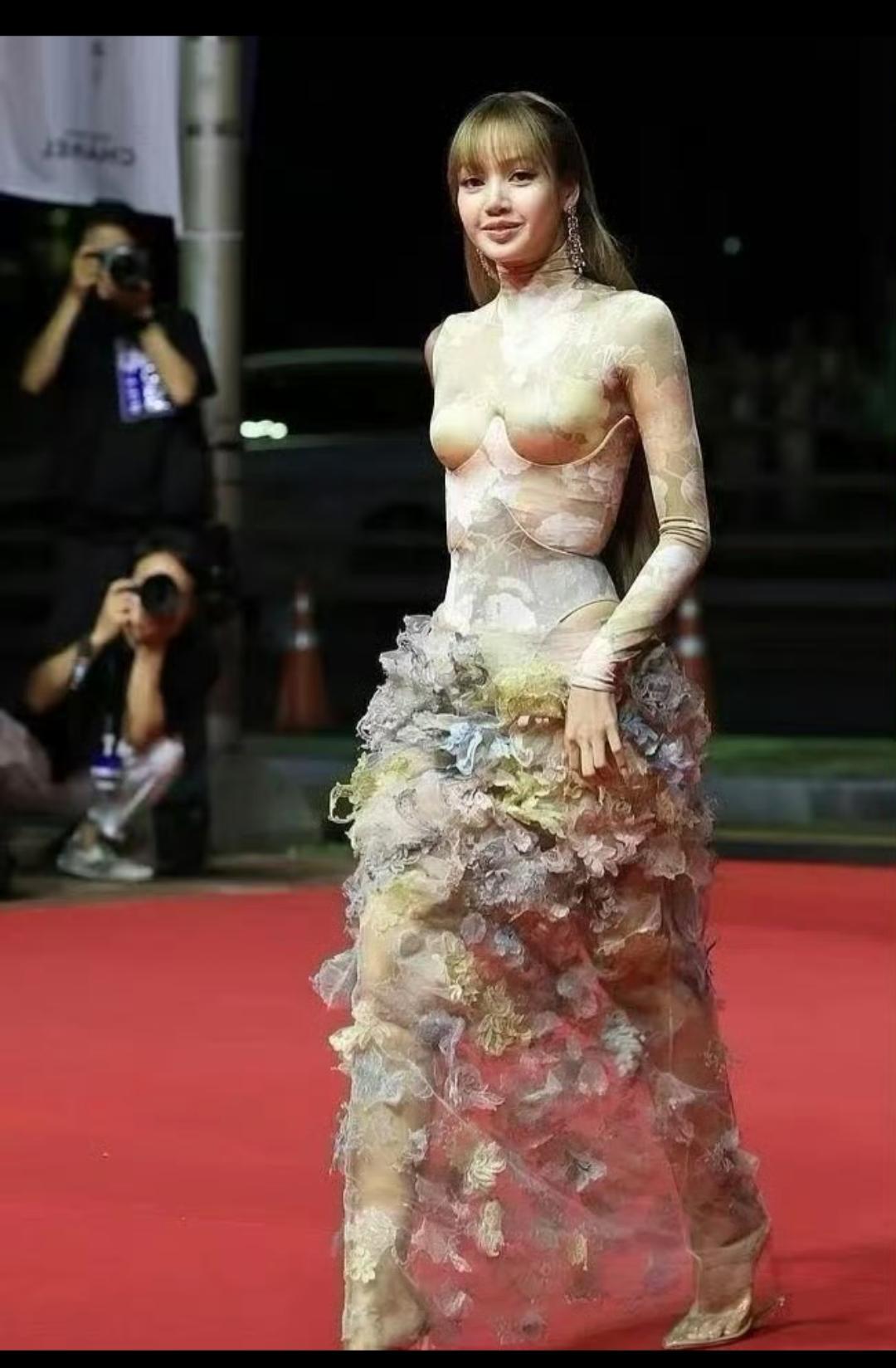 不愧是Lisa，啥雷霆衣服都敢穿！
虽然说这件衣服包裹的严严实实，但是这么紧穿着