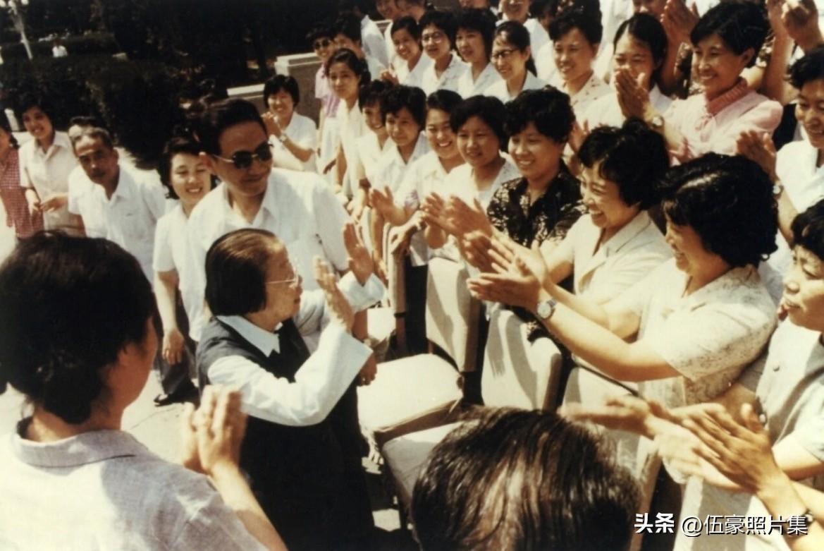 1984年7月4日，在天津友谊俱乐部，时年80岁的全国政协主席邓颖超，来到天津天