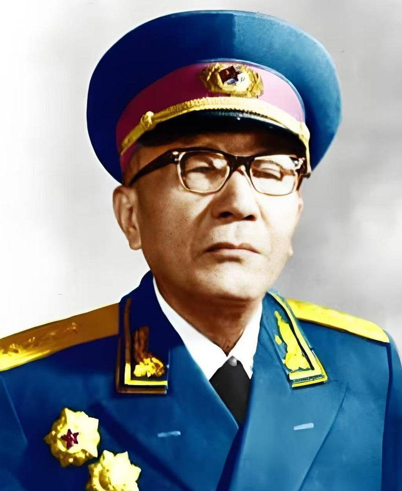 黄克诚担任中央纪委常务书记时，办过一件非常轰动的大案，直接给一位副总理记大过处分