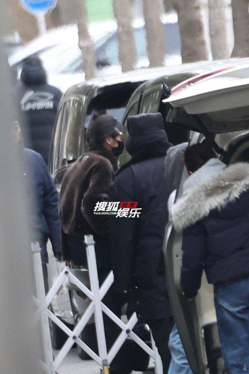 田曦薇央视春晚联排 家薇央视春晚首次联排来咯！！！漂亮猫猫啊啊啊啊，期待期待田曦