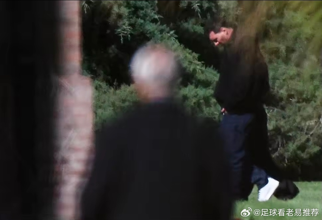 阿根廷媒体infobae实时消息确认，梅西已经走完父亲守灵全部流程，与至亲家人共
