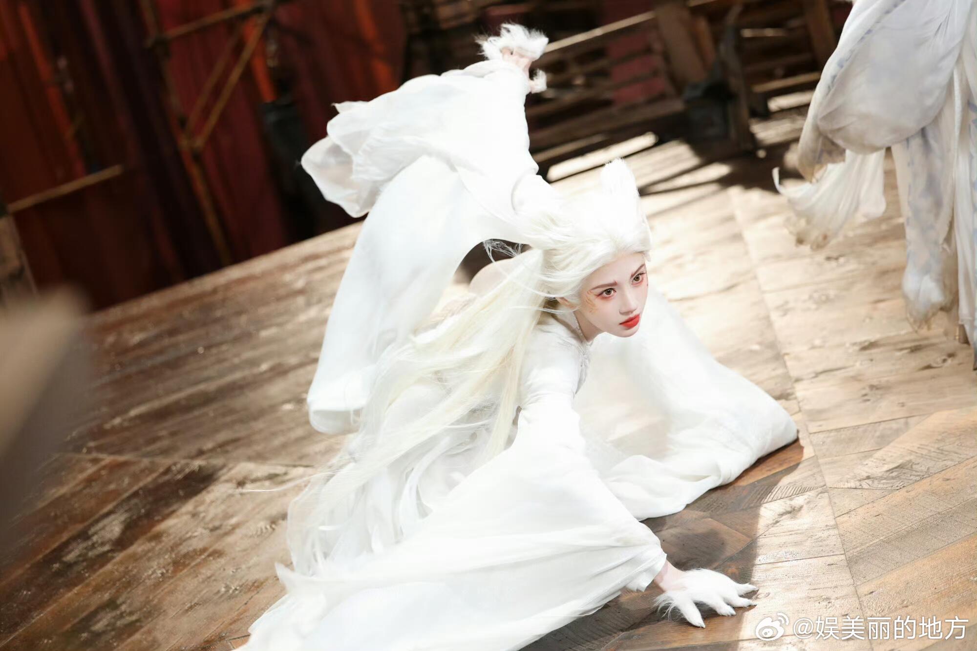 月鳞绮纪狐妖妆仿妆已经有人开始仿月鳞狐妖妆了 路透期仿妆就多，开播后更猛！狐妖妆