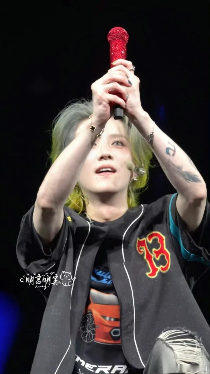鹿晗说我们还是茄子好吧在鹿晗的演唱会，“老公”是直白的爱意，“茄子”是俏皮的回应