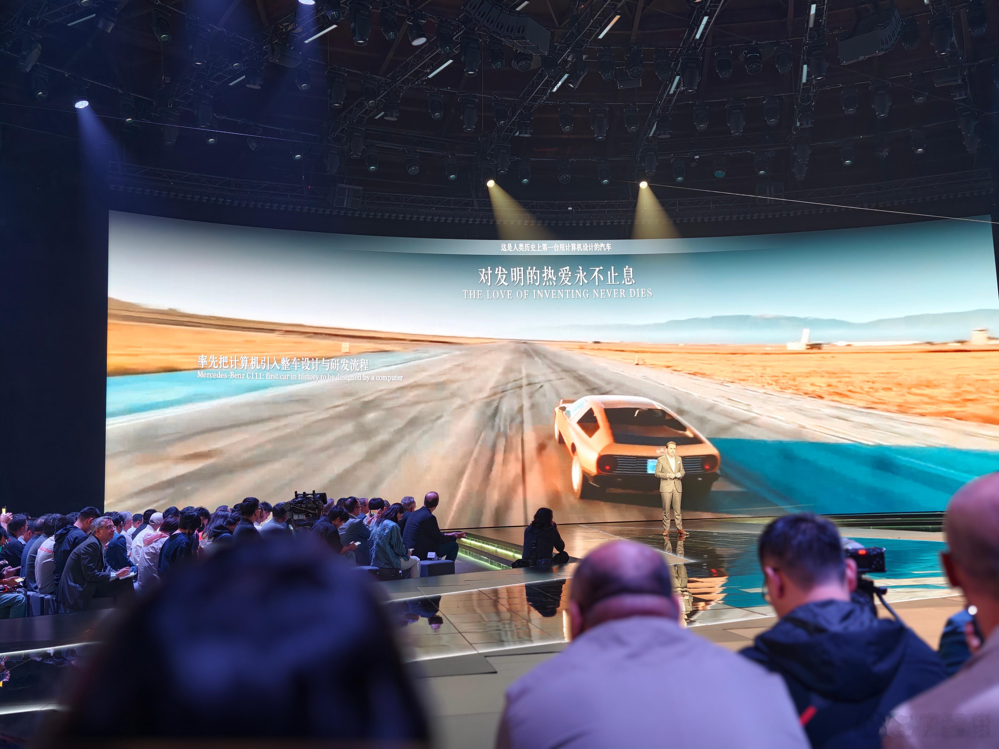 很多车企都是创始人的名字命名，奔驰则是创始人和客户。梅赛德斯·奔驰的“梅赛德斯”