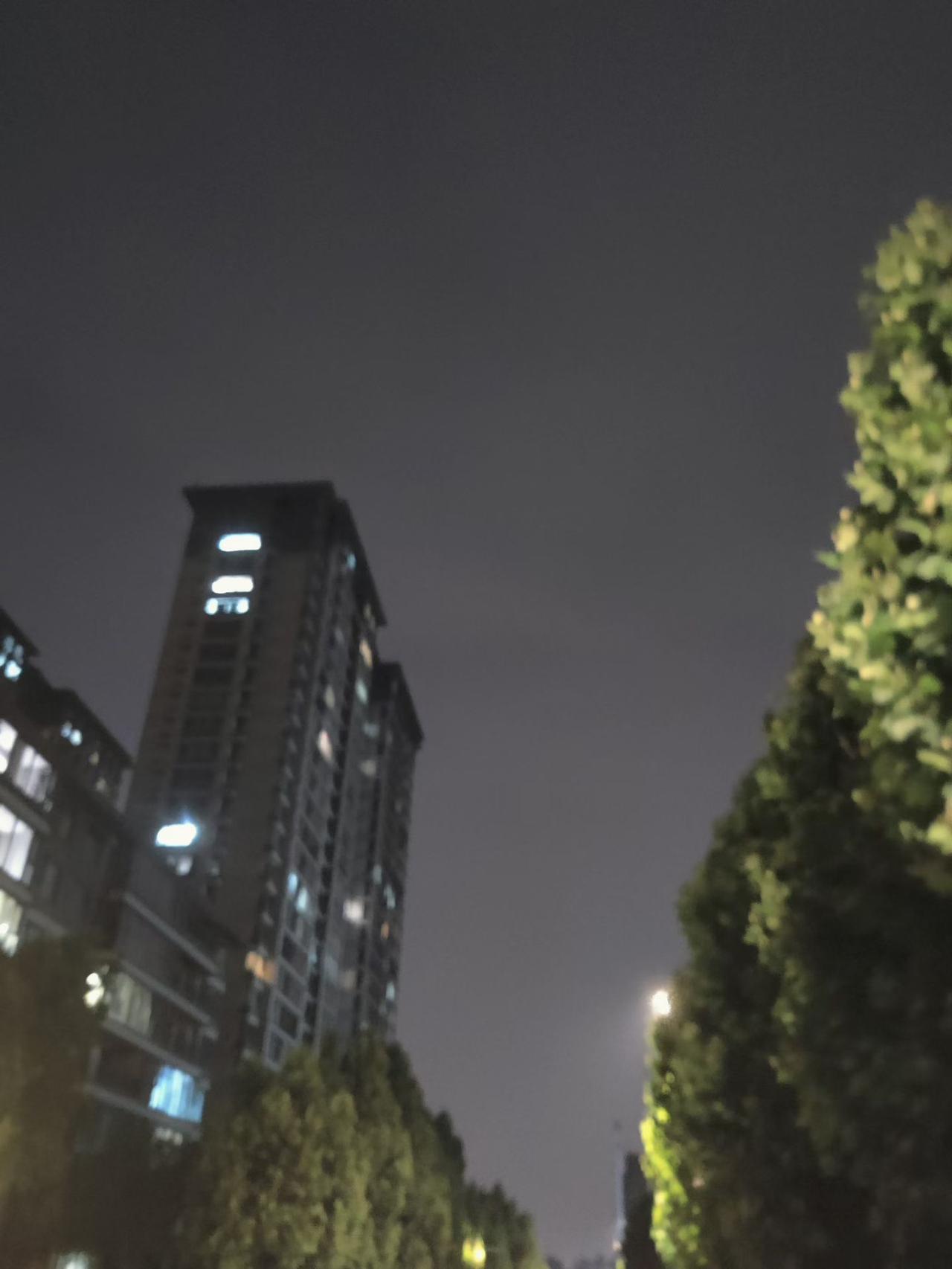 难过的时候是倾诉还是自愈呢？偶尔倾诉是情绪出口，可大多心酸终究只能自愈。有些心事