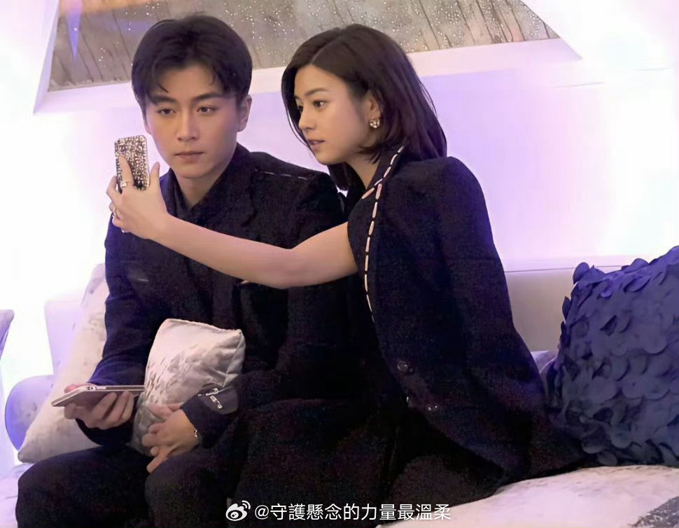 曾经的陈妍希和陈晓就算是看手机也是十指紧扣的……现在呢 忆往昔，只道当时是寻常 