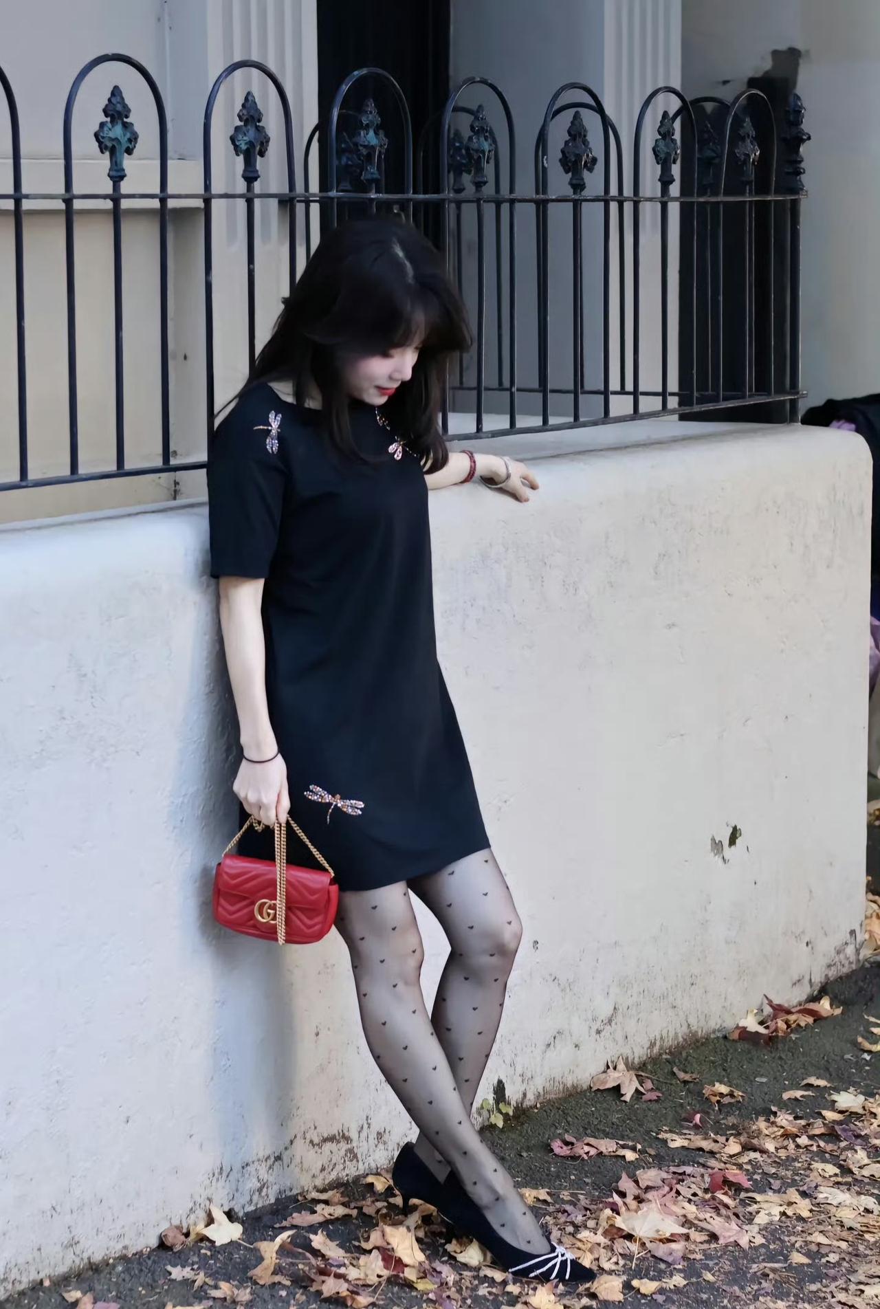 这套穿搭太有“轻熟风”了！核心是全黑透视套装：全黑look自带高级冷艳感，透视袖