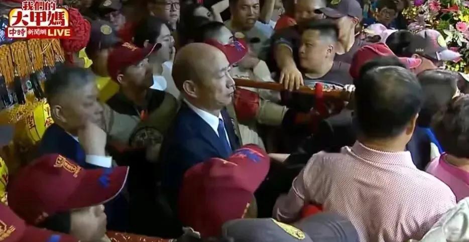 台湾大甲妈祖文化节举办，大甲妈祖绕镜活动，韩国逾抬轿引人注目。韩国逾目前担任立法