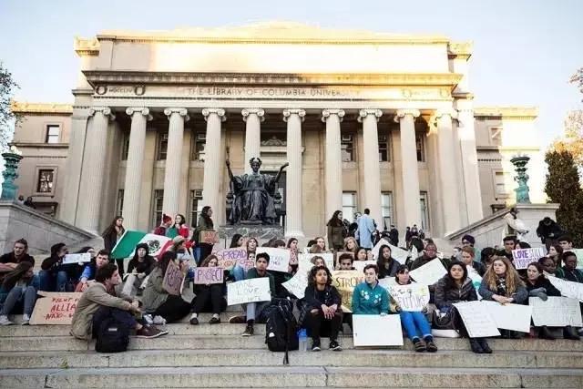 2025年1月20日，特朗普二度入主白宫。这一年，他简直像“无敌破坏王”。霸道施