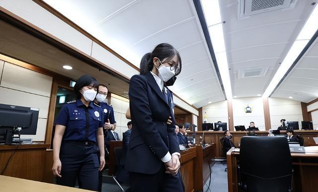 金建希貌似把尹锡悦“出卖”了，等待尹锡悦的将是严惩，但是金建希这样一个美丽的弱女