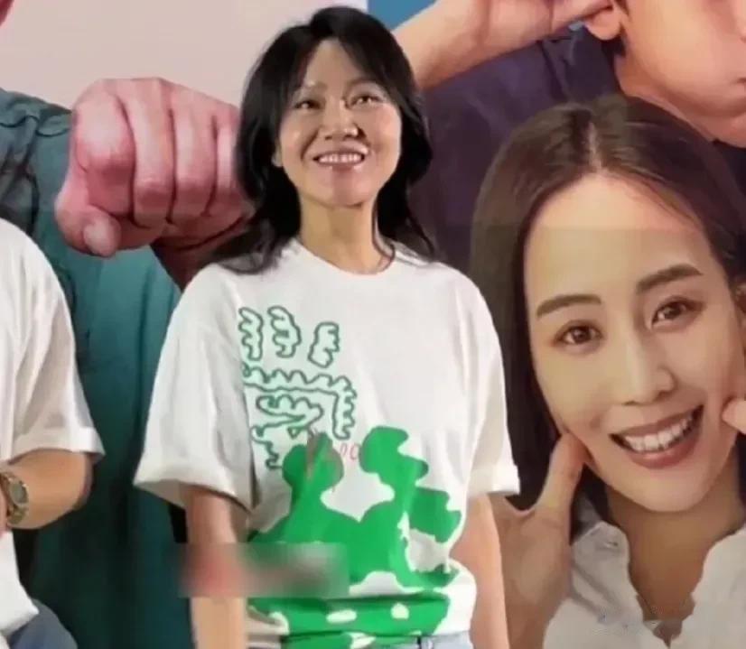 闫妮是一位非常美丽和有魅力的女演员，虽然已经52岁了，但她的美貌和状态仍然令人赞