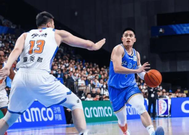 陈盈骏今晚只打了23分钟，14投10中贡献29分5篮板8助攻1抢断。在40分钟的