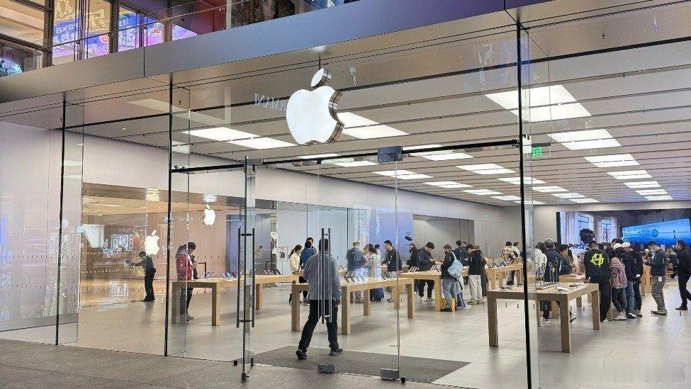 凤凰新闻【苹果深夜官宣：iPhone17上市后首次降价，到手只要4499元】极目