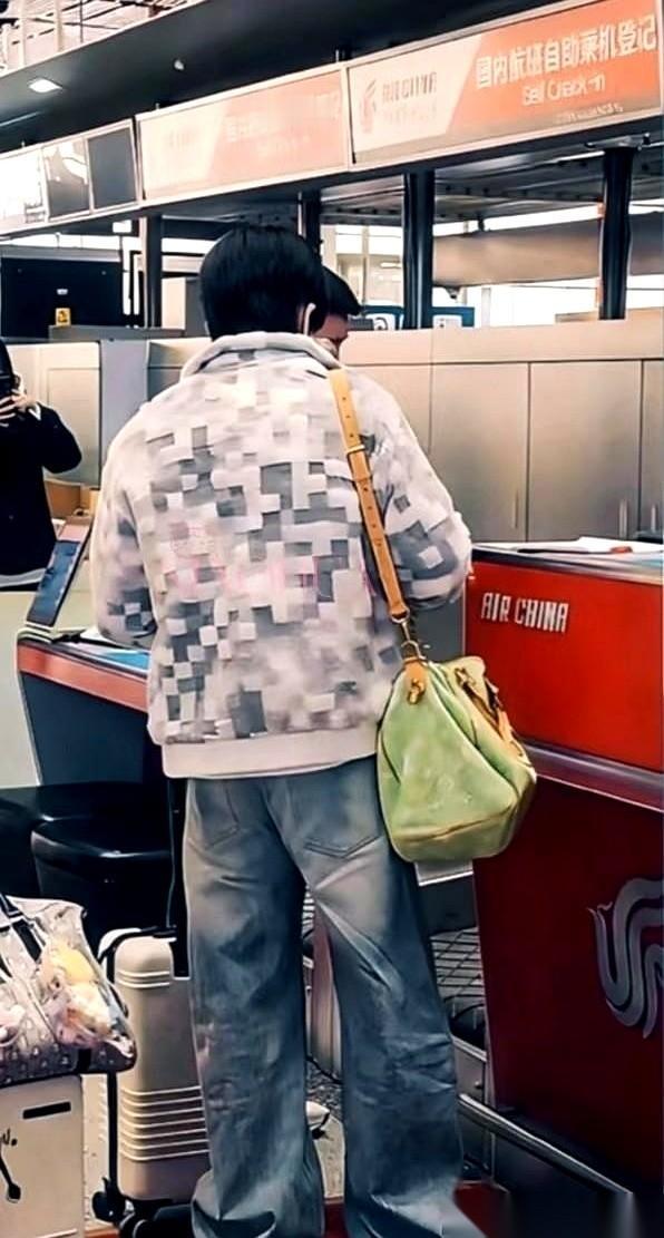 就他一个，穿得像个秋天里的男模。
旁边队友一个个裹得跟移动的棉被似的。
再仔细一