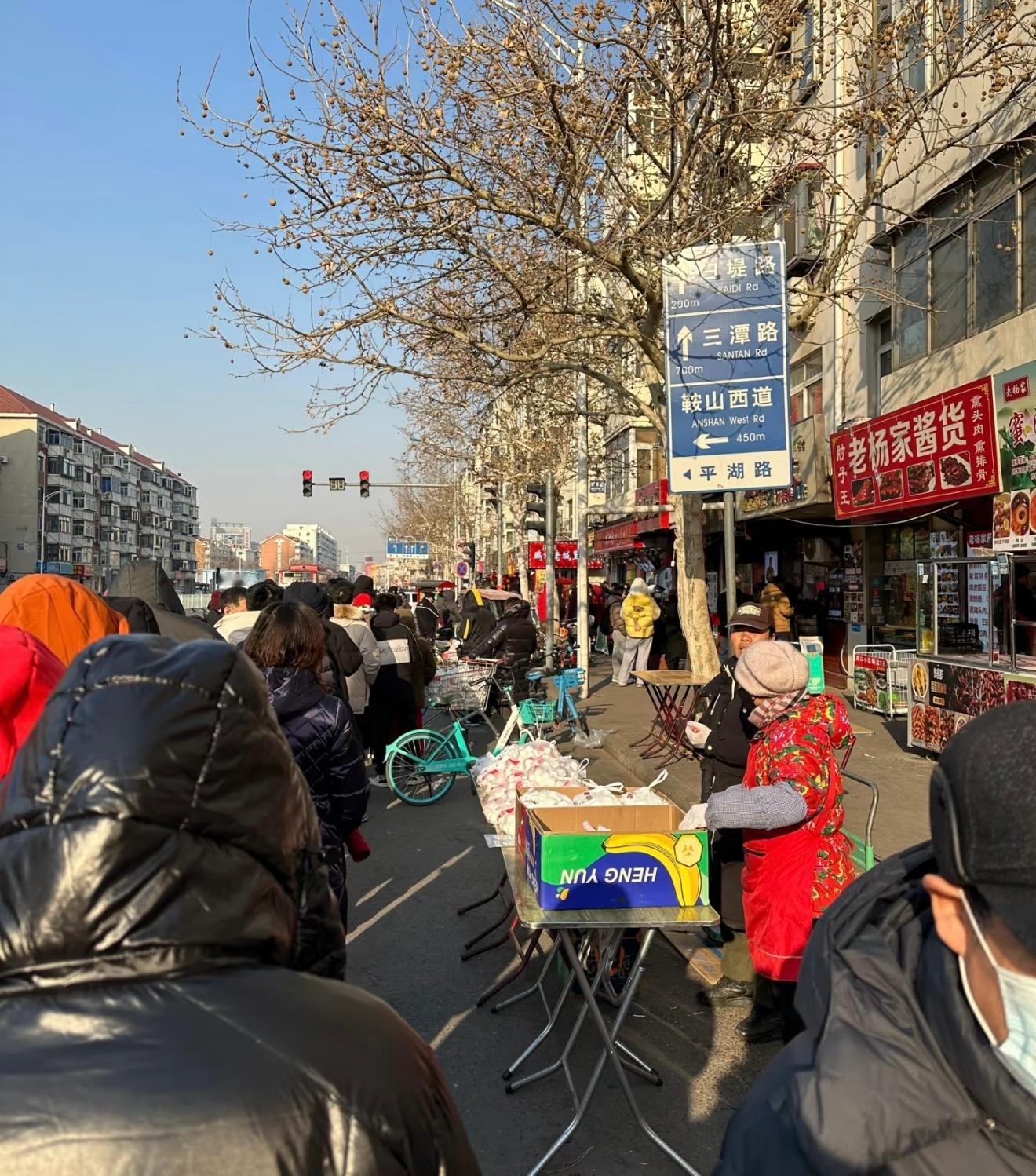 网友拍摄周二清晨排队的天津汤圆店，长龙甩尾两条街。 