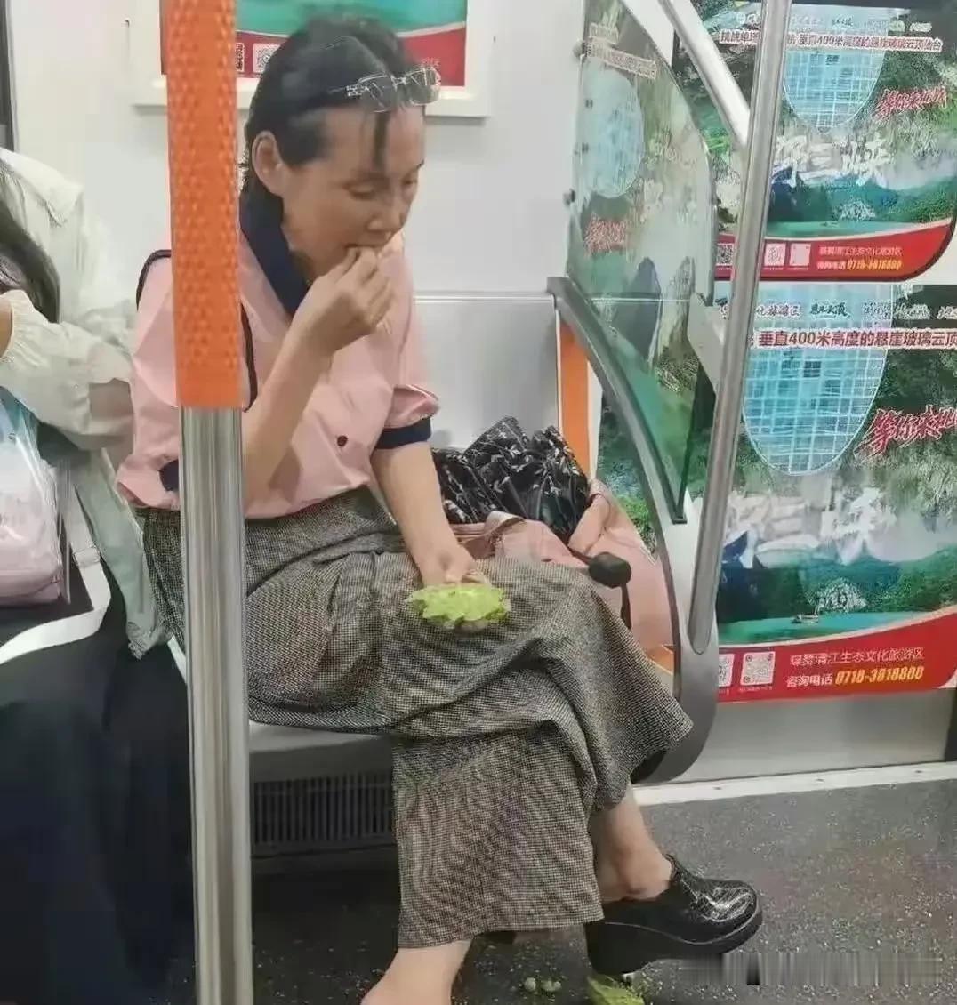 大姐，回到家再吃，不香吗？