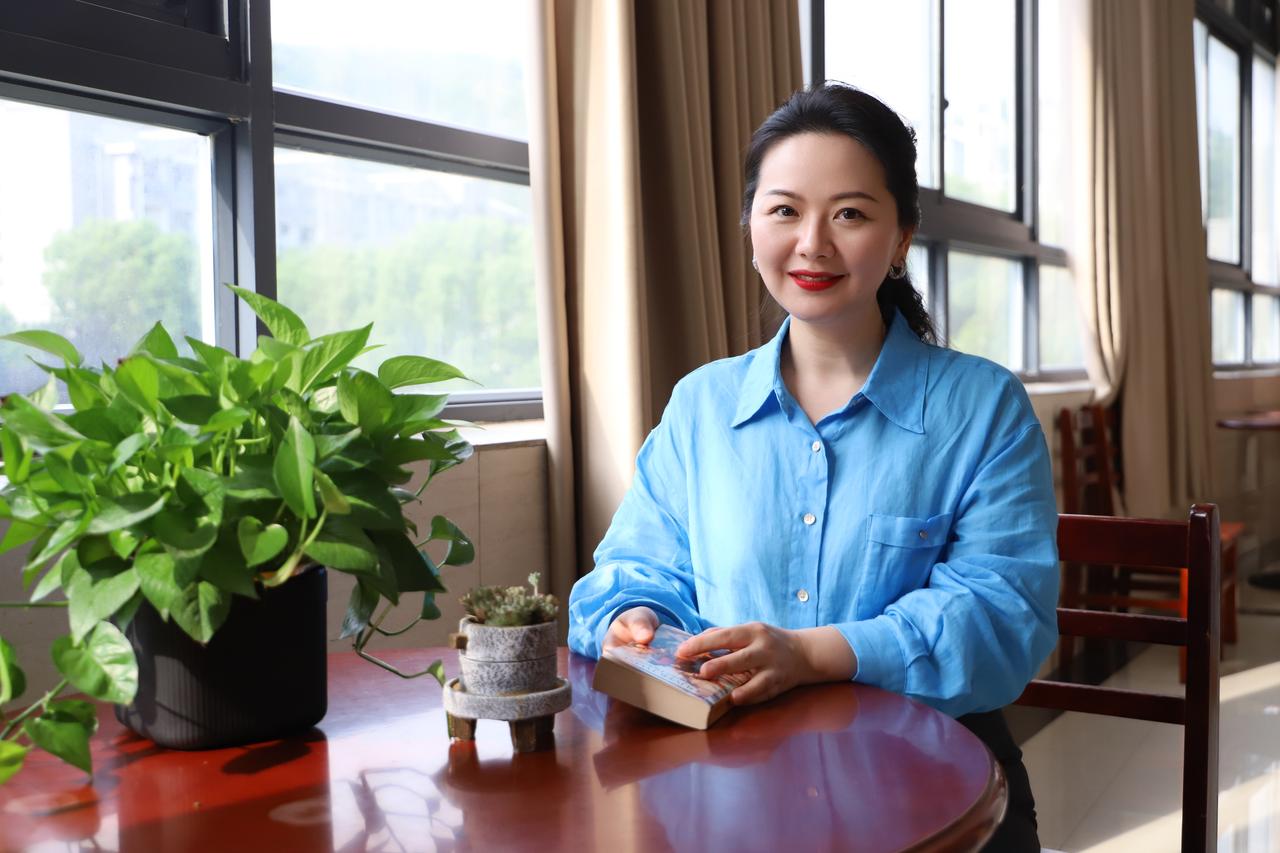 这位黄冈巾帼登上了联合国的领奖台！
   黄冈蕲春县女艾灸师、蕲艾非遗传承人余锦