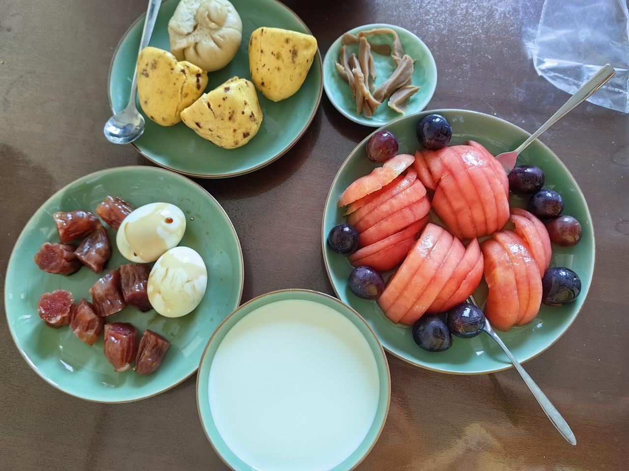 我家现在早餐桌都快成“联合国分坛”了！两口子啃着油条议论核潜艇咋潜伏，喝着豆浆分