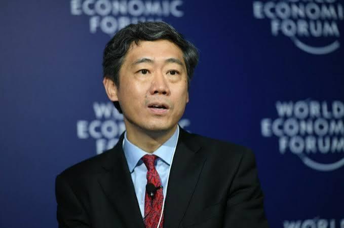 北京一场公开论坛上，清华大学教授李稻葵罕见地拍了桌子。 
 
这位素来以理性、克