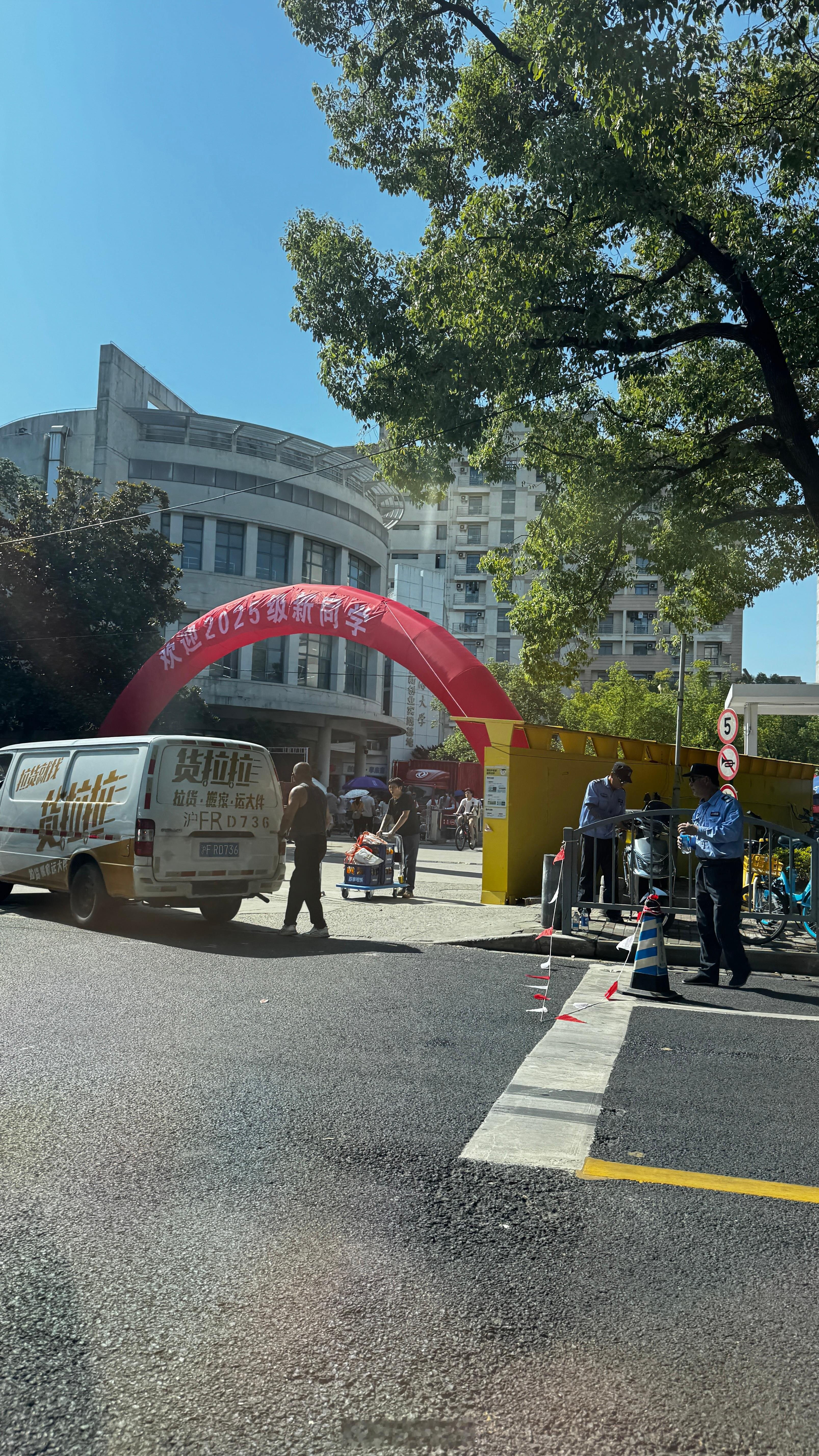 上海大学又迎来新一批大学生开学，带着希望和期待走进新的校园，后面几天军训…上海大