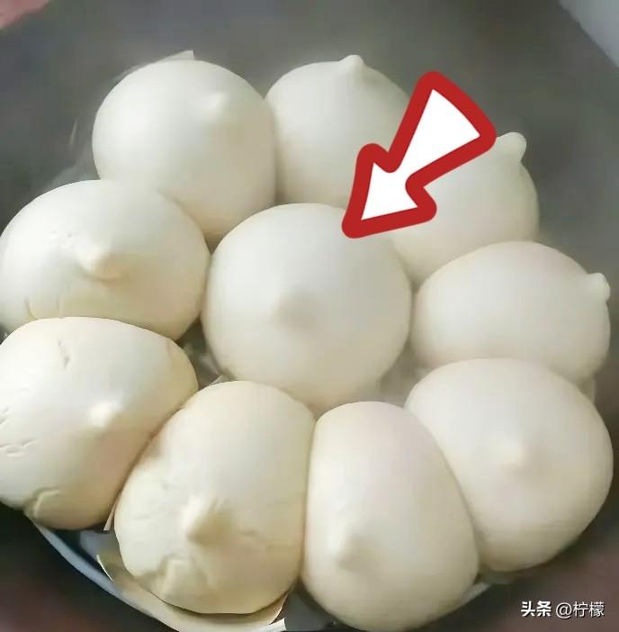 下午蒸馒头，
馒头熟了，太烫了，我喊老公来揭。他揭完馒头，我用手抠笼布上的馒头皮