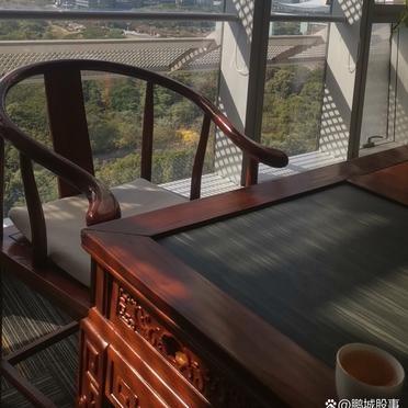 原文作者把“打江山”三个字拆开了看。
江是江河湖海，山是高山大川。它们在那儿几万