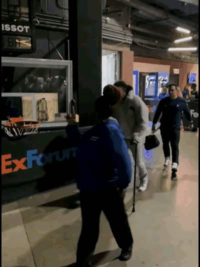 现在的莫兰特，应该会为当年那句“我能打爆乔丹”感到羞愧吧。乔丹在他职业生涯的巅峰