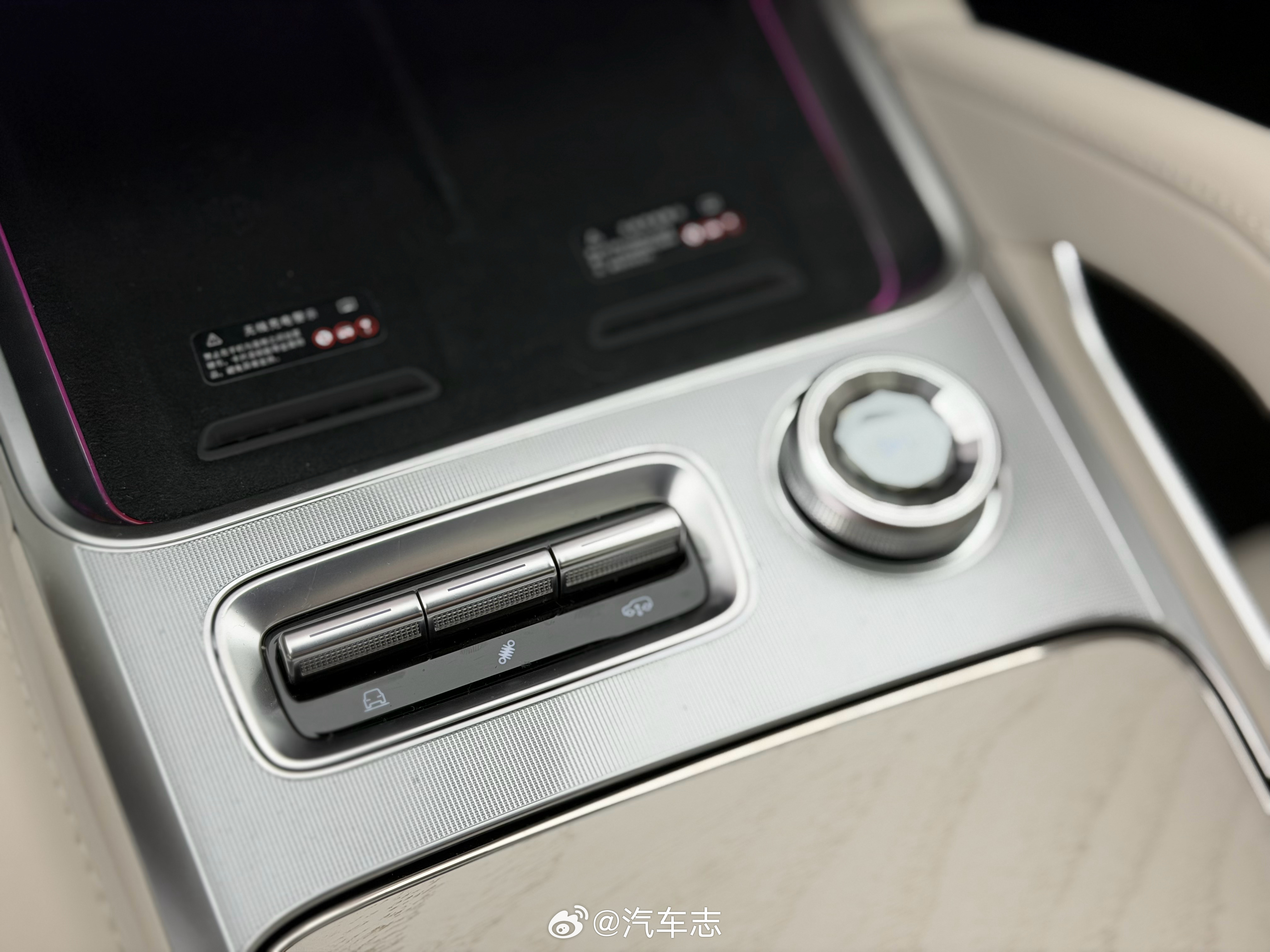 8X身上回归了大量物理按键，方向盘、后视镜、座椅调节通通都是物理按键，好评👍极