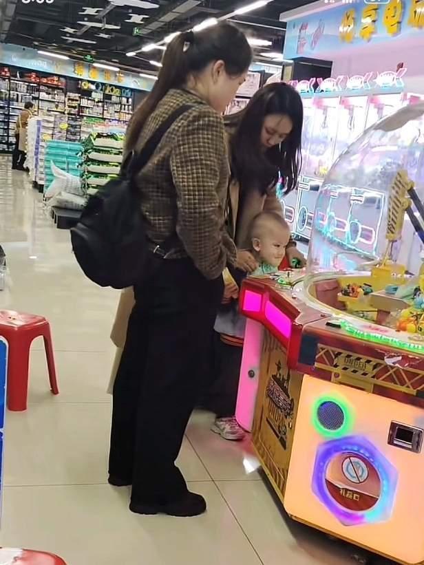 小妹儿与小二娃的带娃方式不同，
小成成在新人的照顾下也是很开心的。
小孩子还小，