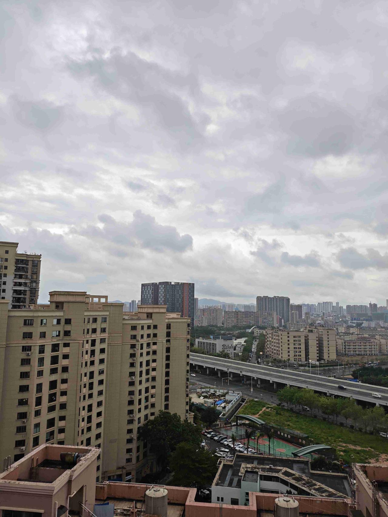 我的今日状态：😁轻松愉快
我这里的天气：⛈️雷雨深圳今日多云，有暴雨，气温24