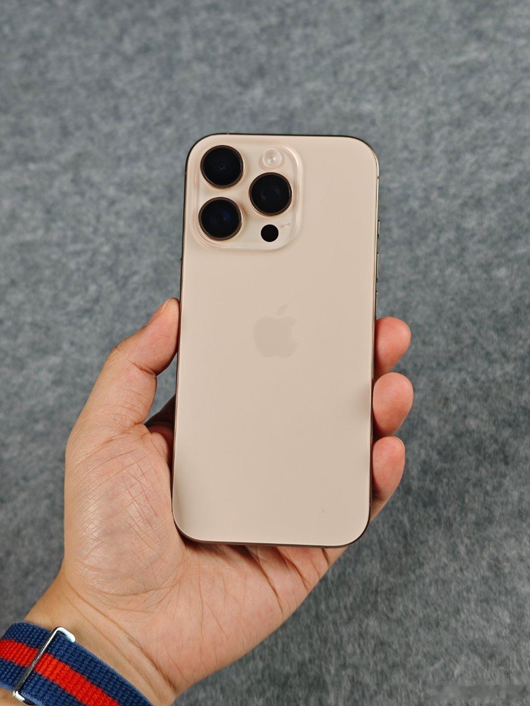 iPhone 16 Pro 沙漠色钛金属，今年这个新配色，满分 10 分，你会打