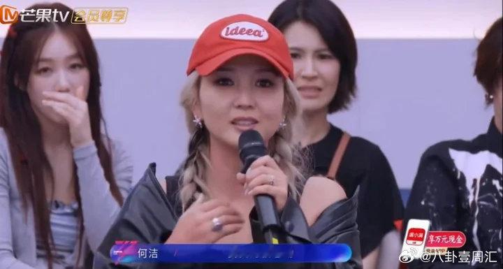 何洁听叶一茜唱歌哭了黄圣依何洁听叶一茜唱的《他不懂》哭了！瞬间感觉俺的青春回来了