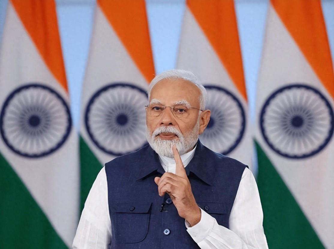 新德里的红堡附近深夜发生了爆炸，尘土飞扬，人群四散奔逃，10人当场死亡，30人被