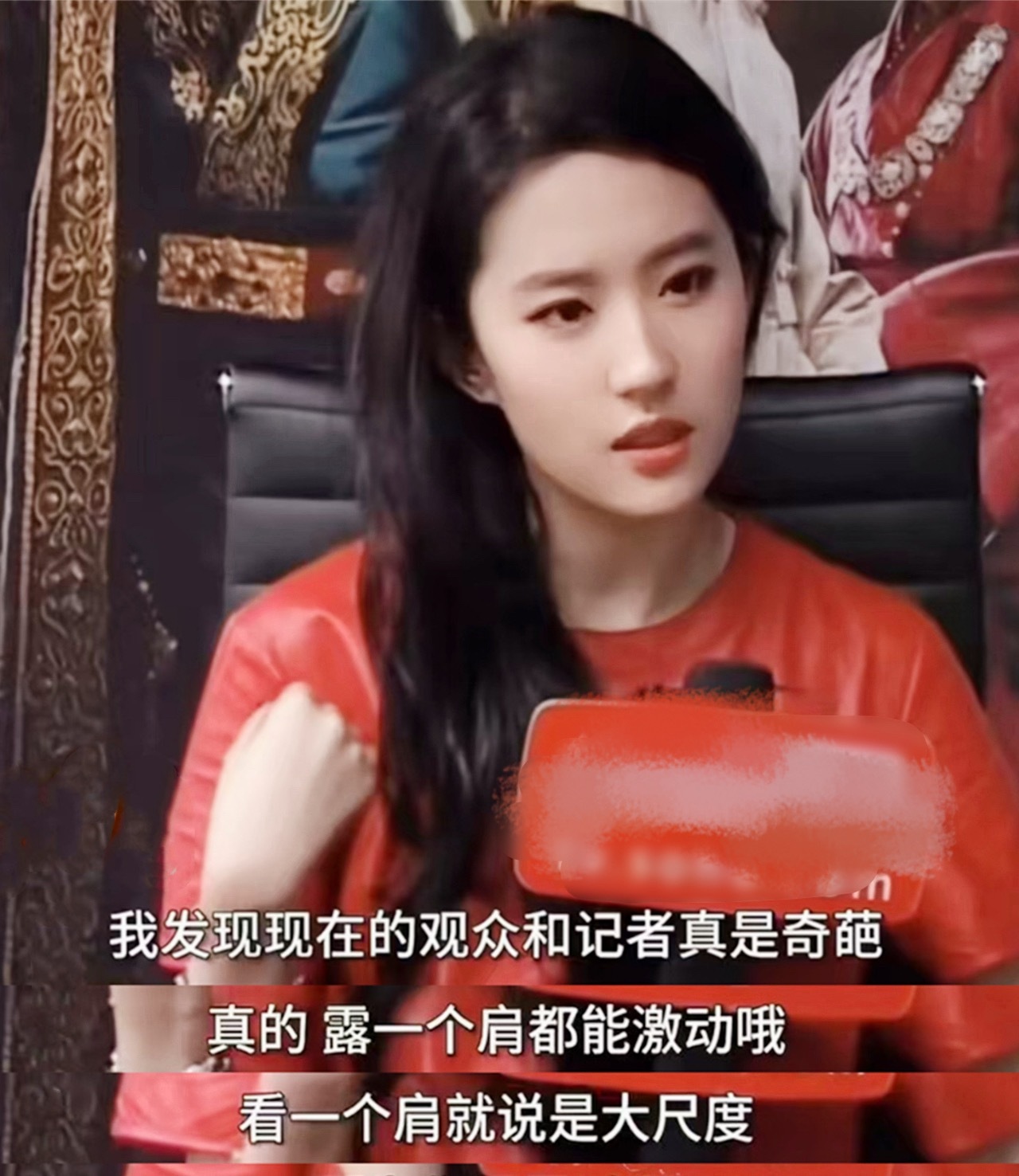 追觅把刘亦菲的全身照留线下广告牌了，好久没看见我菲穿这么“大尺度”礼服了哈哈