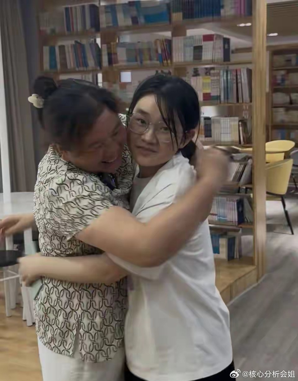 四川一单亲妈妈工地扛钢管供女儿读书，高考出分日查不到具体分数，分数被屏蔽，母女相