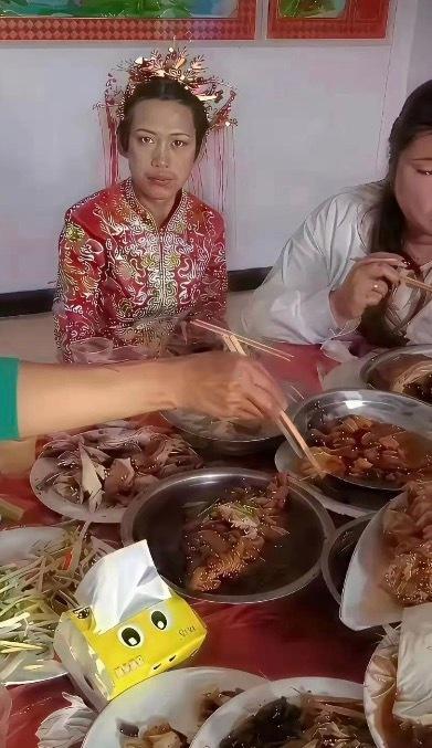 新娘长的还行，就是妆没画好 
