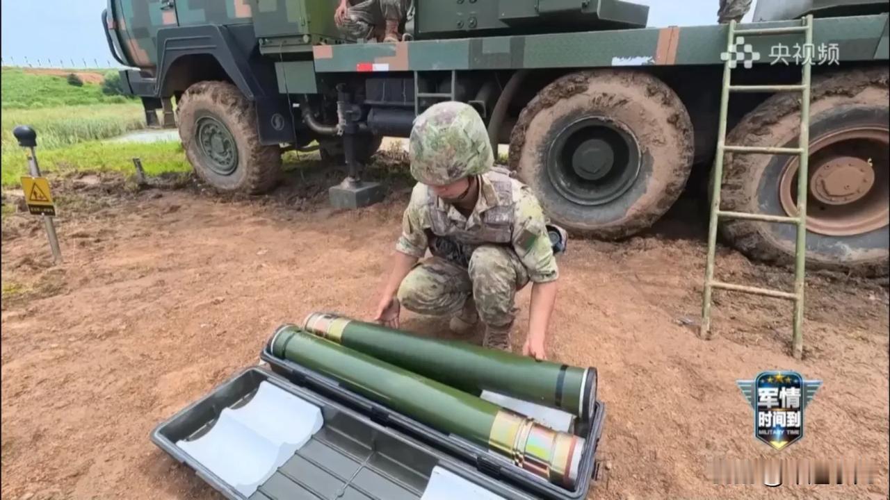 我国罕见公开，陆上干扰分队“作战”画面，海军表示看着有点眼熟……

近日，官媒罕