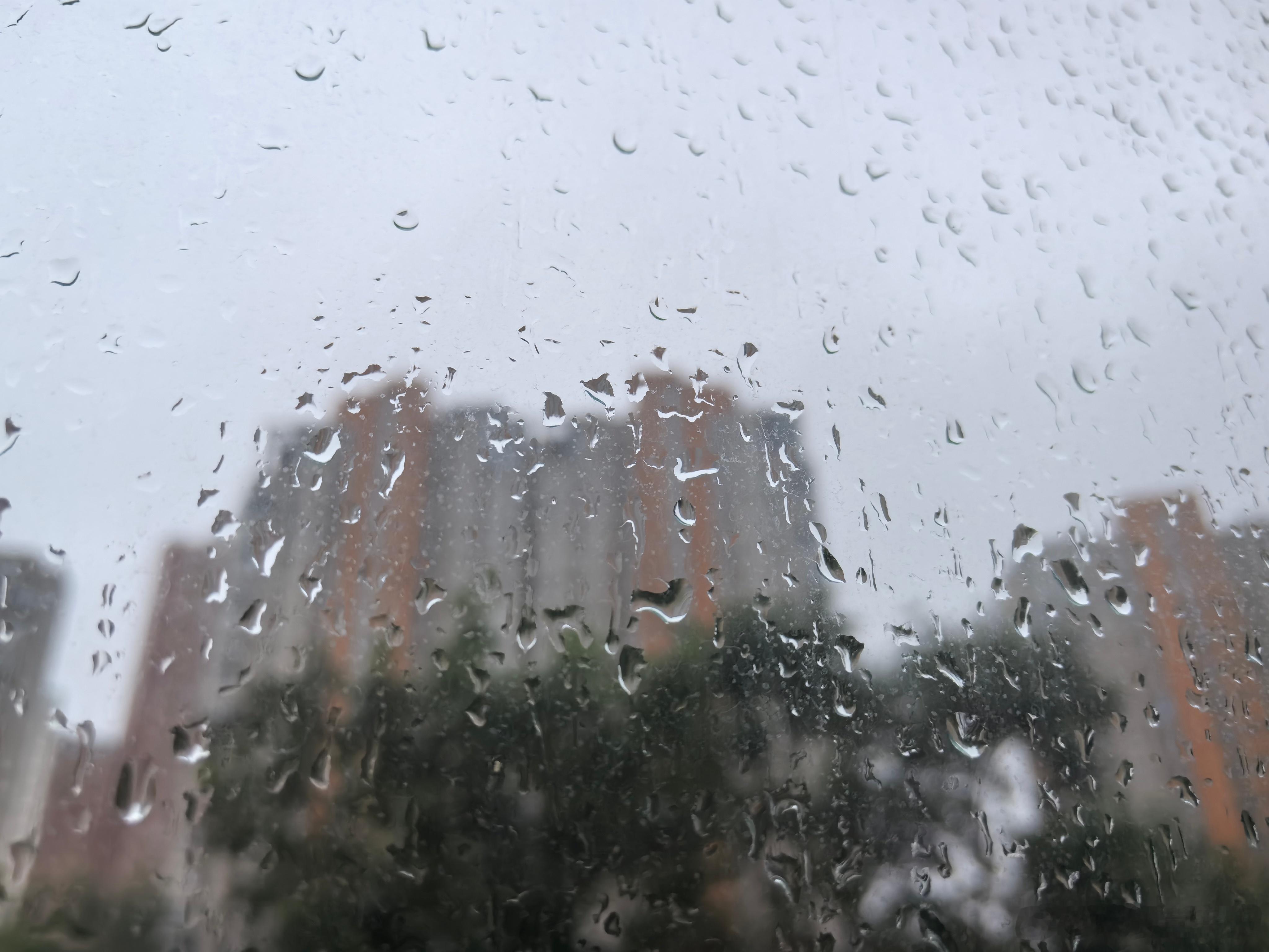 生活手记 这雨顺着玻璃哗哗直流！西安这几天是小雨大雨雷阵雨轮番上阵🌧️。期待周