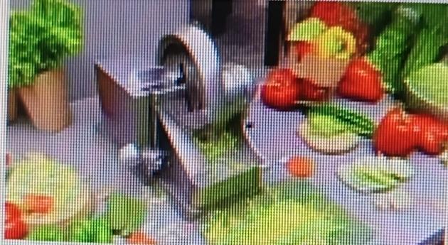 家人们，我发现了个厨房宝藏——多功能切菜机，简直是省时省力的神器！有了它，切水果