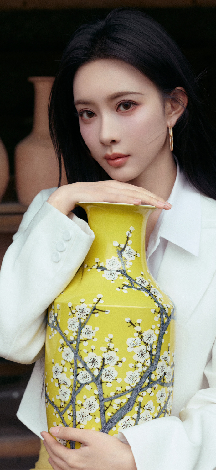 孟子义无敌破坏王线下名场面来袭，孟子义激动拿着粉丝道具玩耍，翅膀装饰直接脱落，无