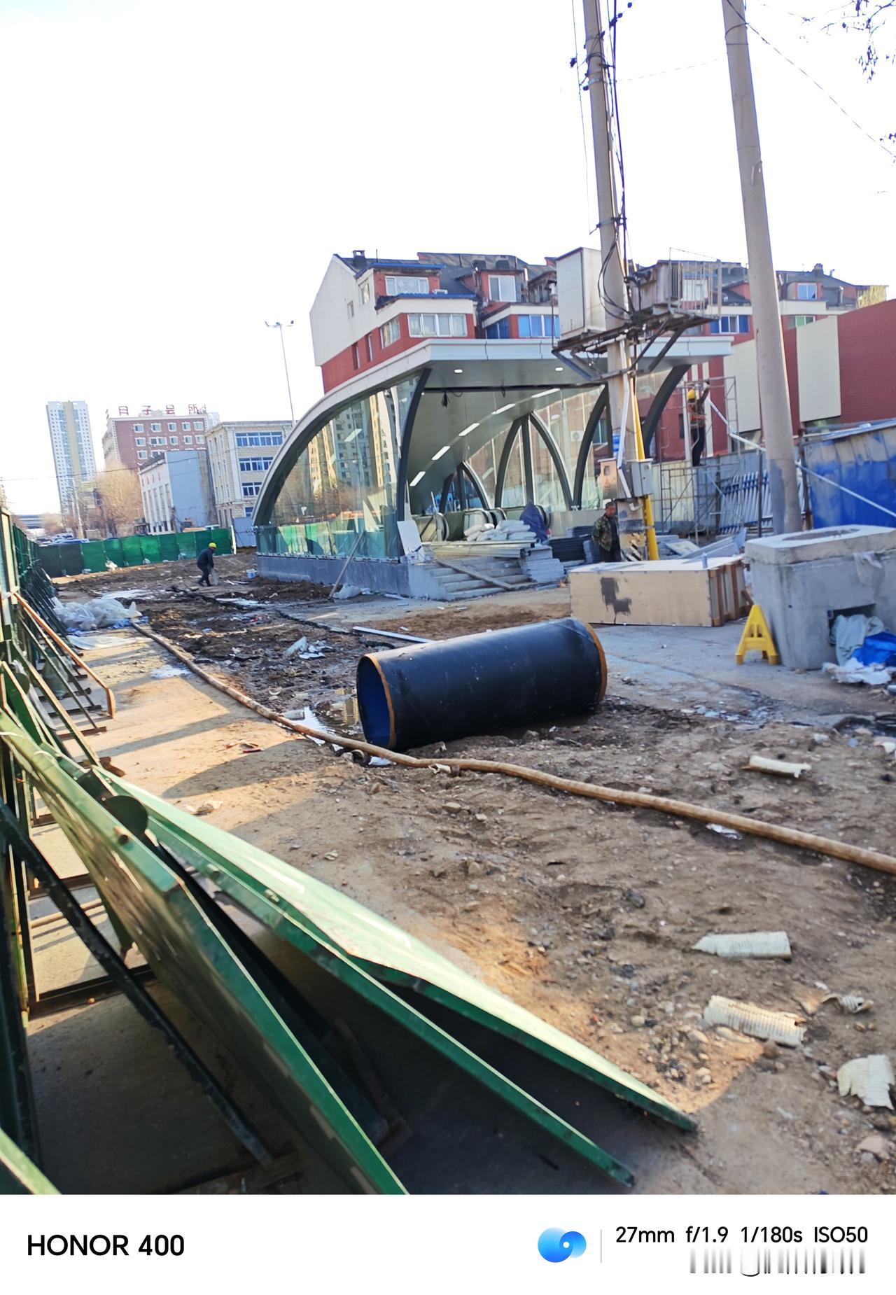 沈阳地铁3号线东段第一站—凌空站的内部和外部基本全部施工结束，就差外面路面这点儿